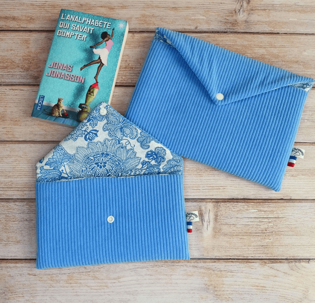 Pochette à livre broché velours bleu ciel