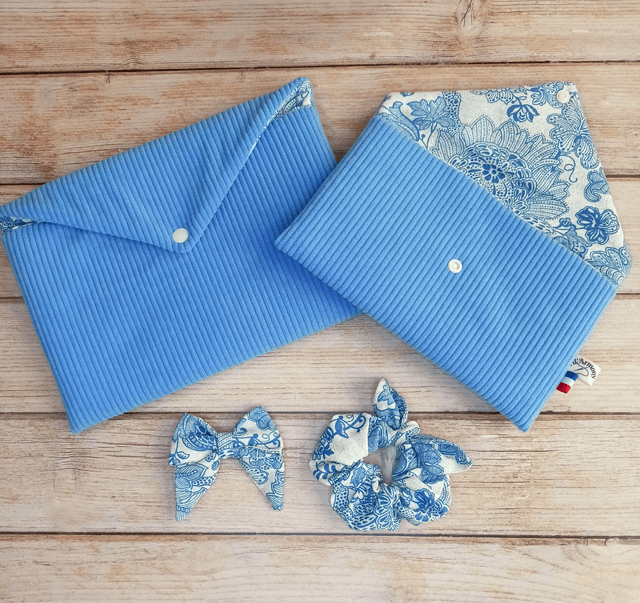 Pochette à livre broché velours bleu ciel