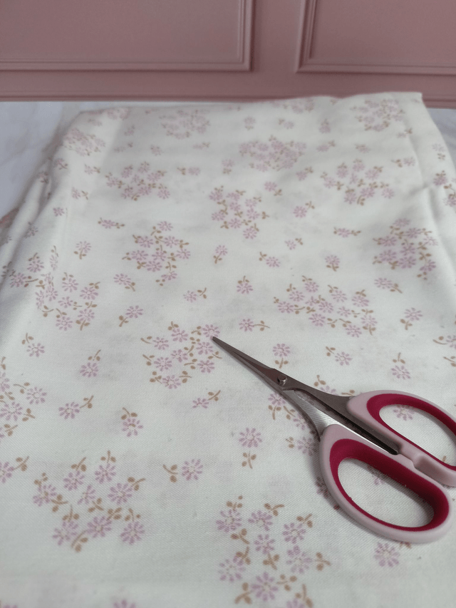 Tissu coton fond blanc fleurs rose