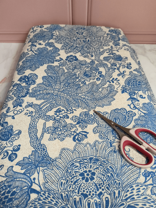 Tissu coton épais beige et fleurs bleues