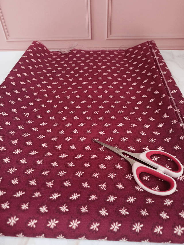 Tissu coton bordeaux petites fleurs blanches